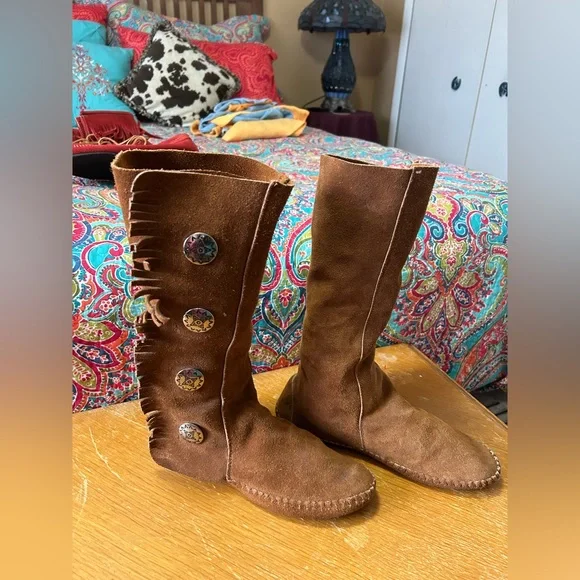 Taos Womens Tan Moccasin Boots With Silver Concho Accents - Picture 1 of 6